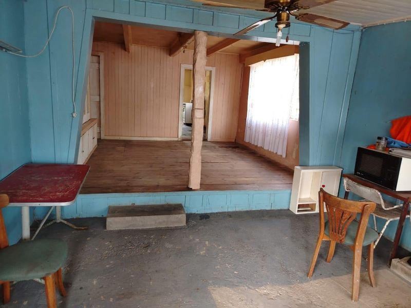 Fixer-upper with potential - Photo 5