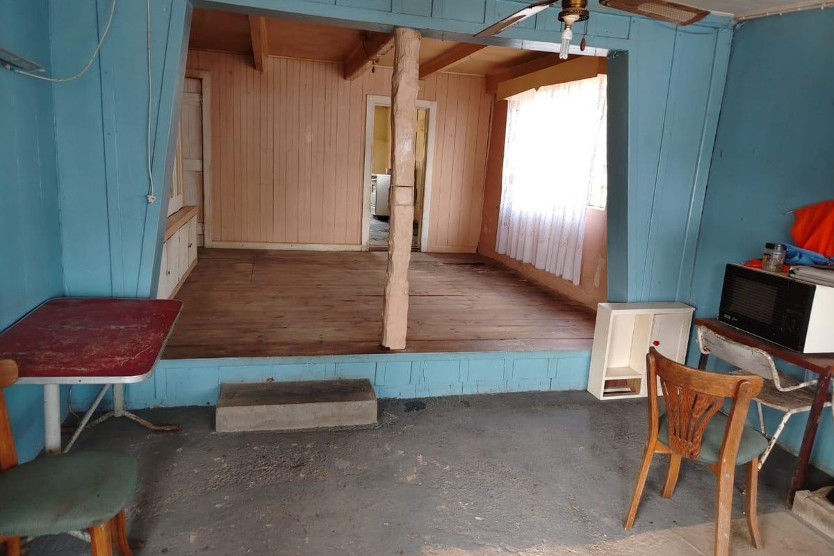 Fixer-upper with potential - Photo 5