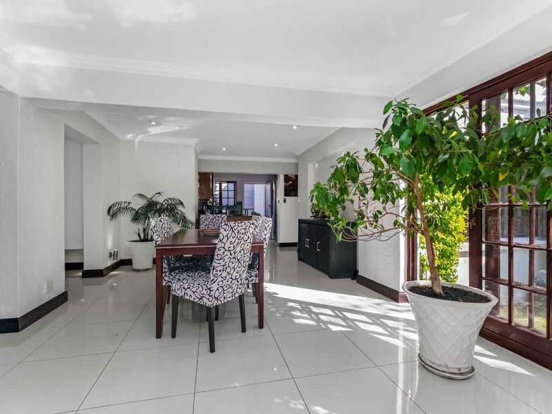 STUNNING LIGHT AND BRIGHT SIMPLEX - IN SOUGHT AFTER FLEETWOOD ESTATE - Photo 6