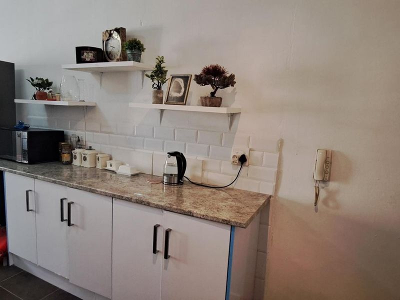 Modern 2-Bedroom, 2-Bathroom Apartment with Patio & Braai – Walk to Northgate Shopping Centre - Photo 4