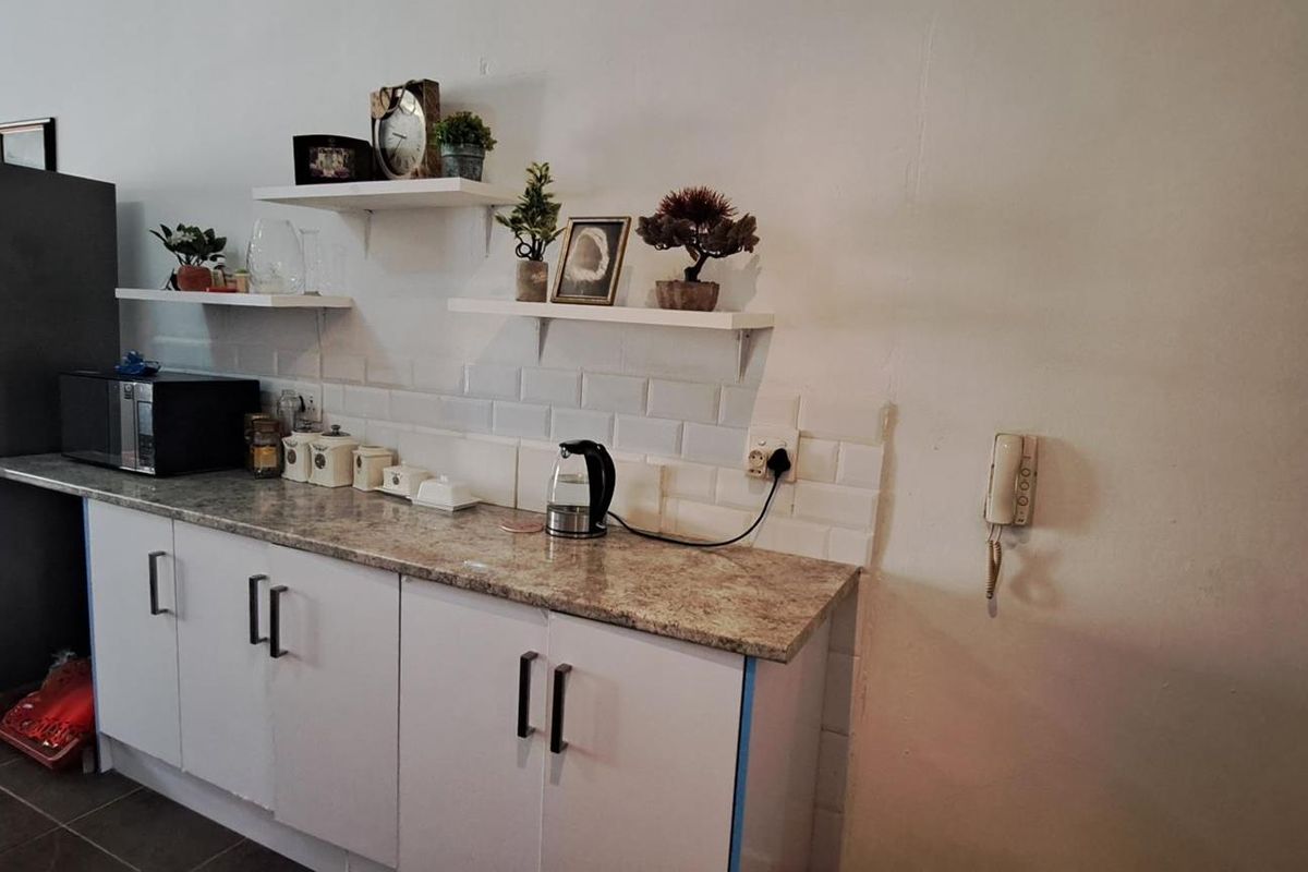 Modern 2-Bedroom, 2-Bathroom Apartment with Patio & Braai – Walk to Northgate Shopping Centre - Photo 4