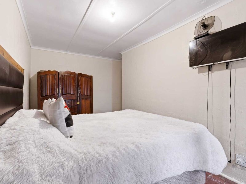 FREE STANDING ENCLOSED CORNER HOME - IN BEACON VALLEY - Photo 7