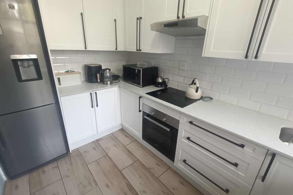 Exclusively Listed – Spacious Duplex in a Well-Established Area in Clubview. - Photo 4