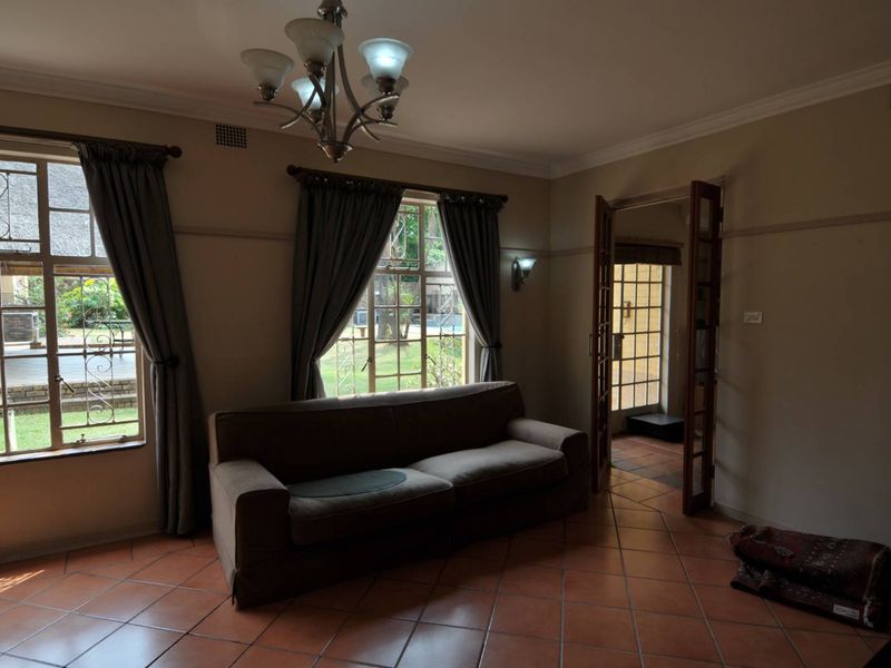 Charming 3-Bedroom Family Home with Pool & Flatlet in Colbyn - Photo 7