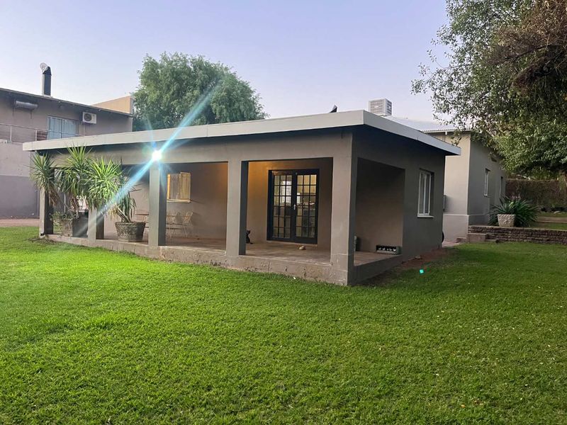 Charming 2-Bedroom Home with 1-Bedroom Flat – Great Investment Opportunity! - Photo 2