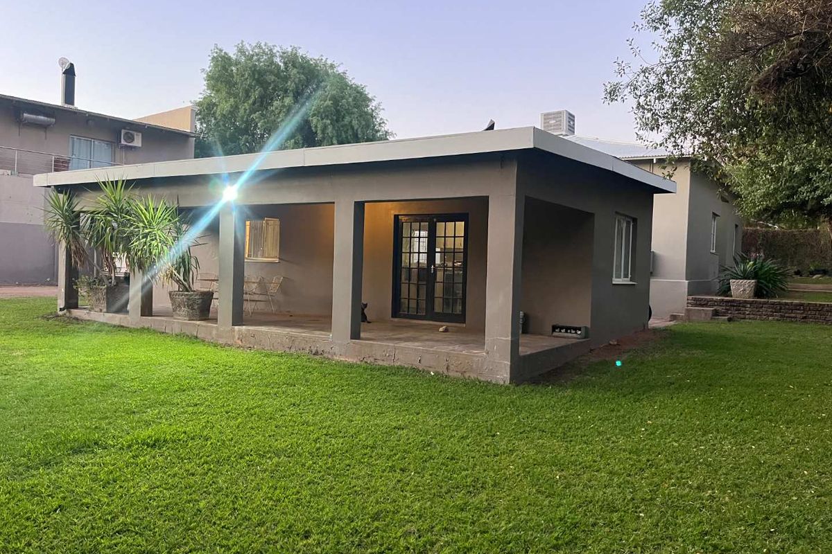 Charming 2-Bedroom Home with 1-Bedroom Flat – Great Investment Opportunity! - Photo 2