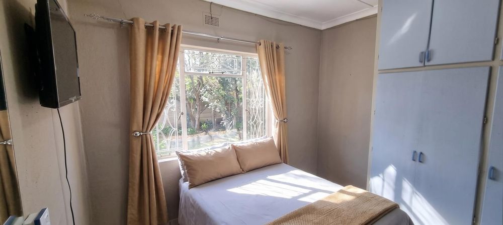 Main house bedroom 1