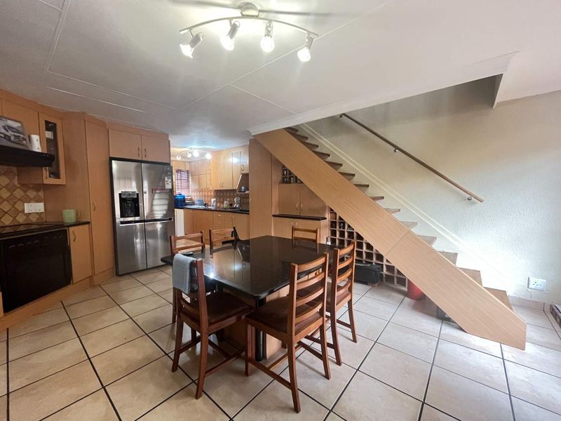 STUNNING FAMILY HOME - Photo 7