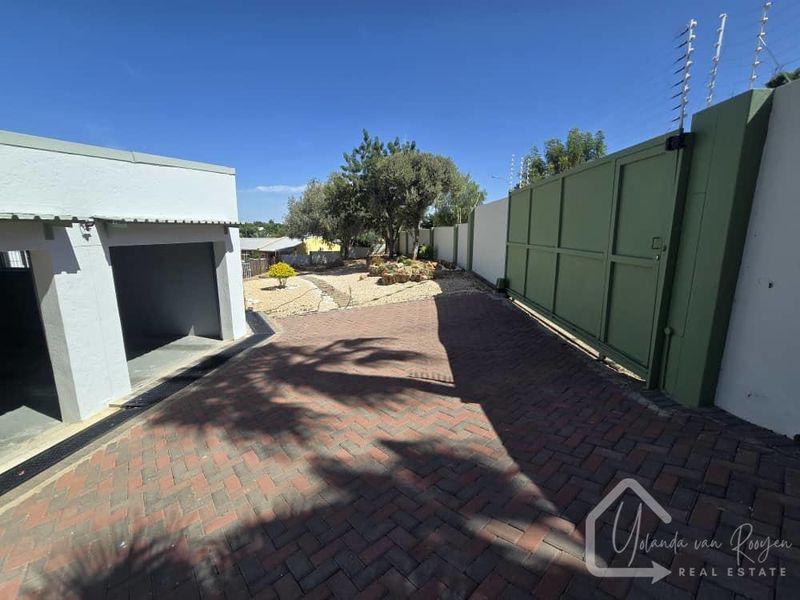 NEWLY LISTED - SPACIOUS SANCTUARY - Photo 7