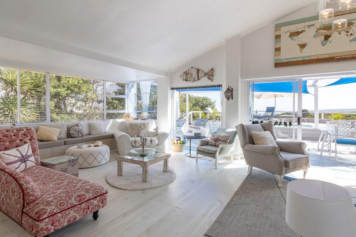 Spacious Coastal Living: 4-Bedroom Family Home for Sale in Grotto Bay - Photo 3