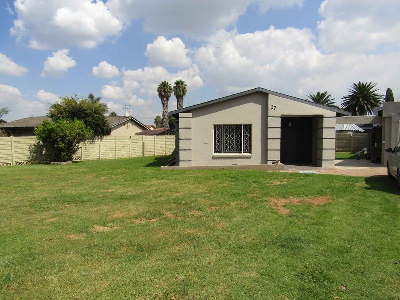Newly renovated Home with Flat Let - Photo 1