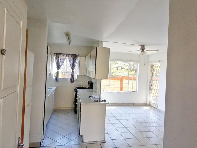 Charming Ground Floor Pet-Friendly Unit in Secure Complex - Photo 2