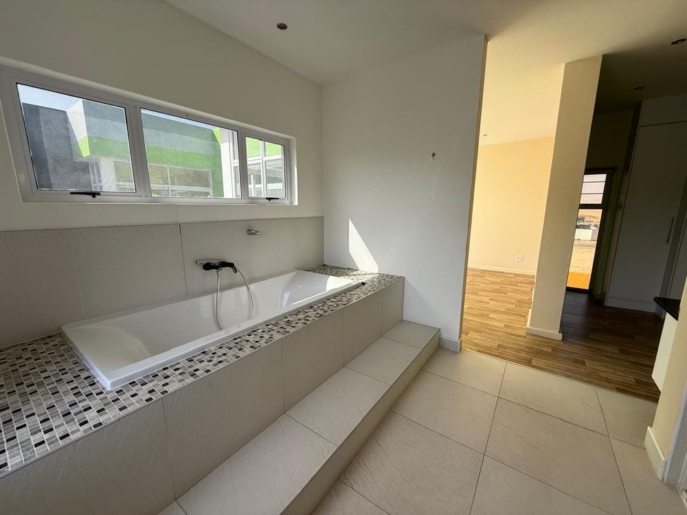 Main en-suite bedroom with a walk-in closet