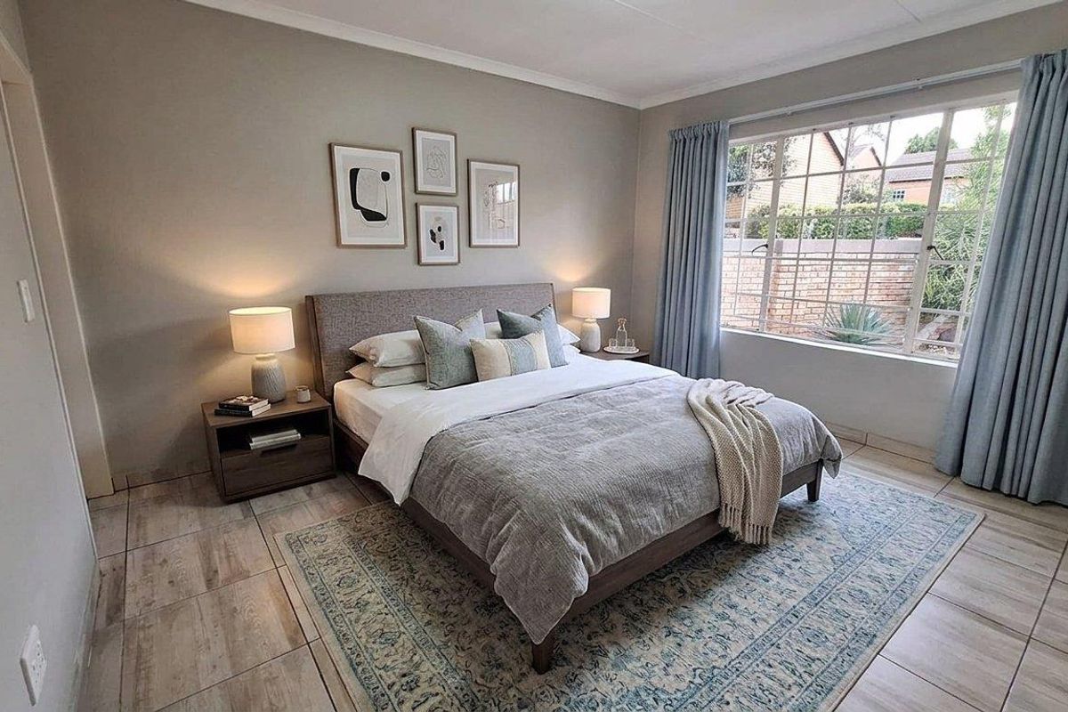 Spacious 3-Bed Townhouse with Large Wrap-Around Garden in Secure Olivedale Complex - Photo 3