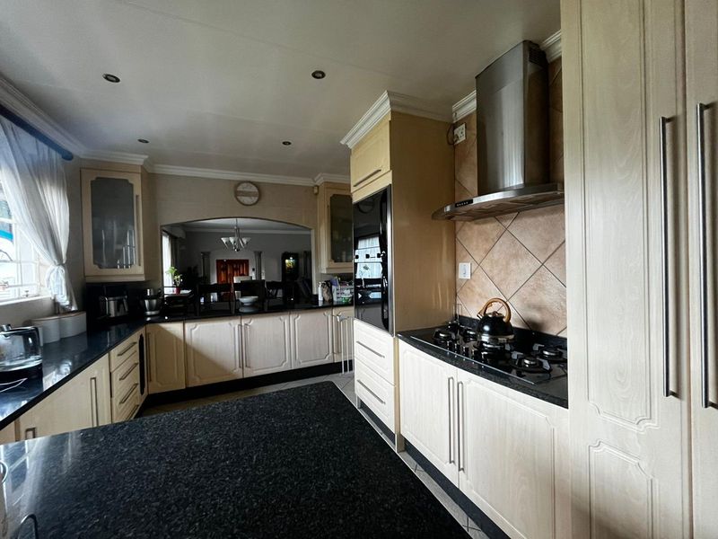4 Bedroom family Home situated in the sought after area of farrarmere - Photo 7