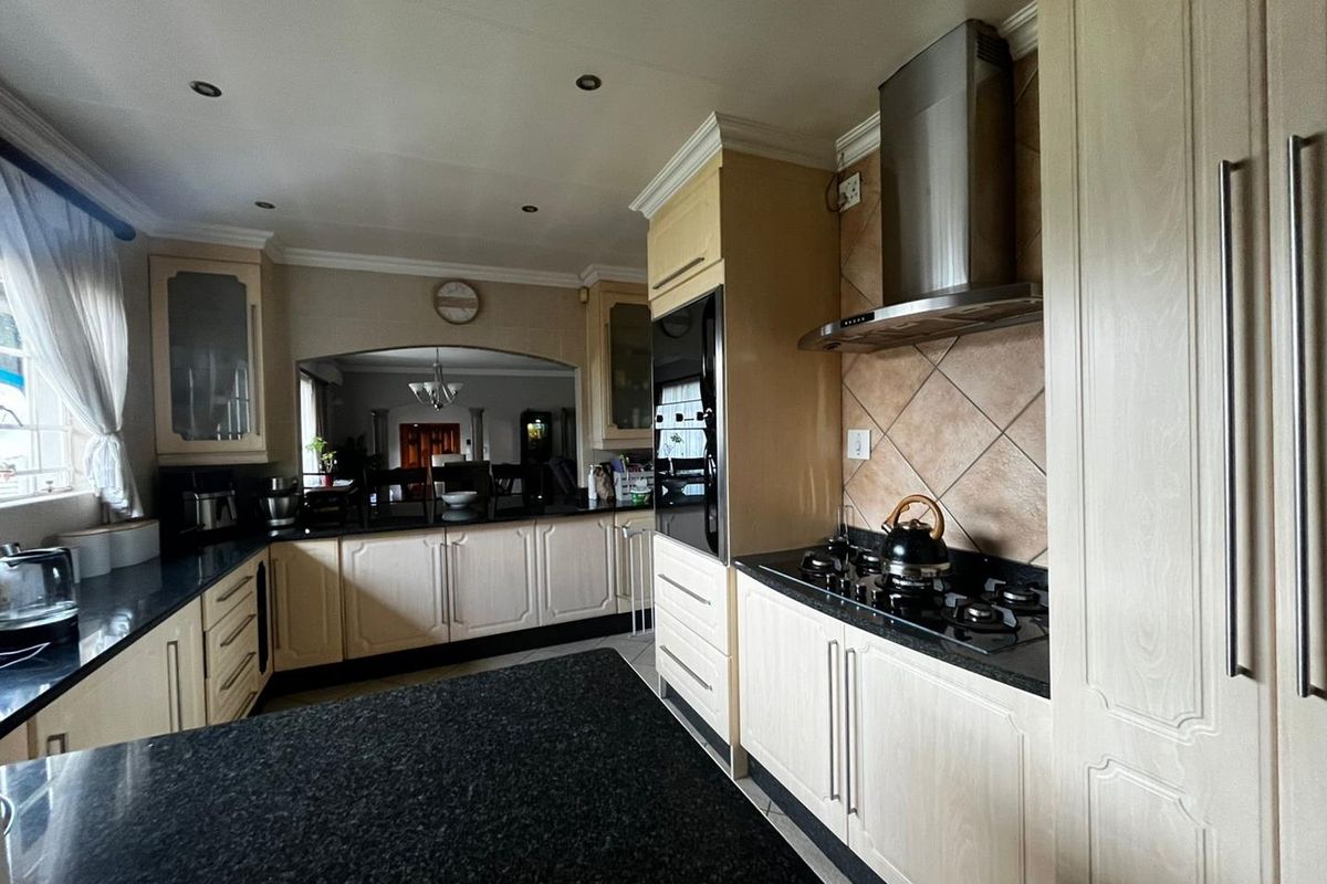 4 Bedroom family Home situated in the sought after area of farrarmere - Photo 5