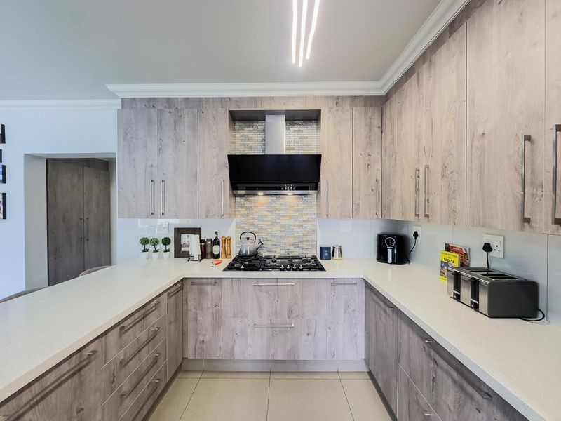 4 Bedroom Family Home With A Study In Taemane Golf View Estate - Photo 1