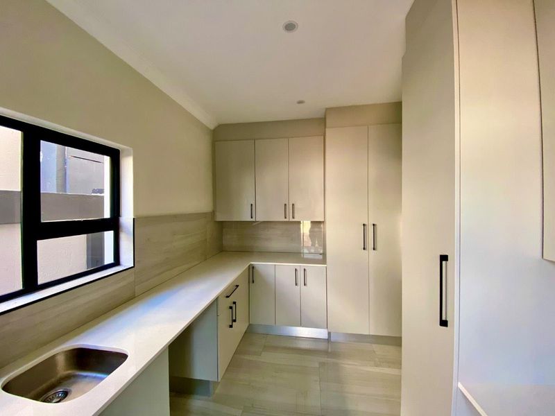 **Luxurious Living at Roodepark Eco Estate** No Transfer Duty. - Photo 6