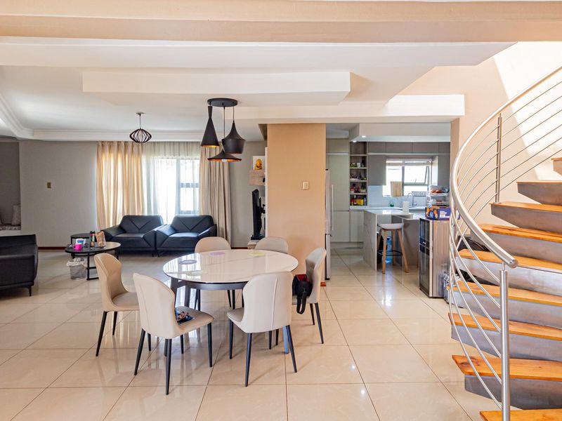 Luxury, Light & Space – Your Dream Home Awaits - Photo 4