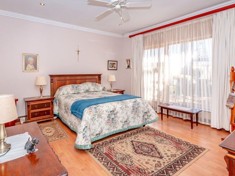 Centrally Located Gem: Luxury and Convenience Combined! - Photo 7