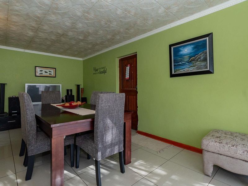 Spacious 3 Bedroom Family Home with Flatlet on a 1000sqm Stand - Photo 9