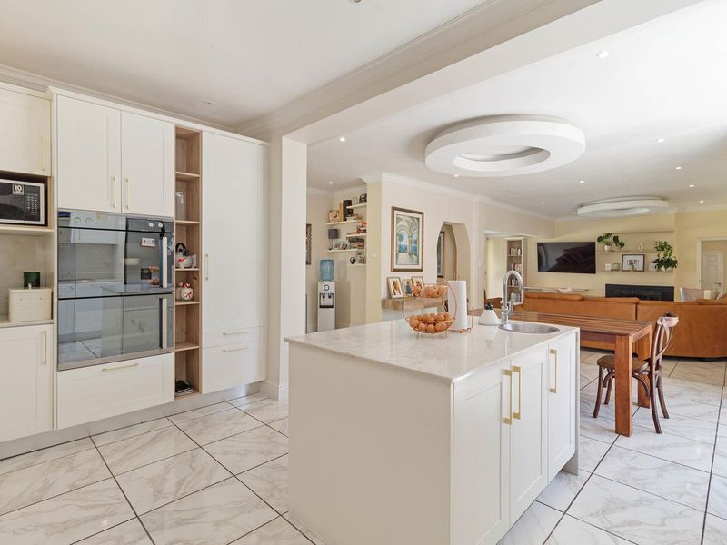 SPACIOUS, PRIVATE, CENTRAL - Photo 6