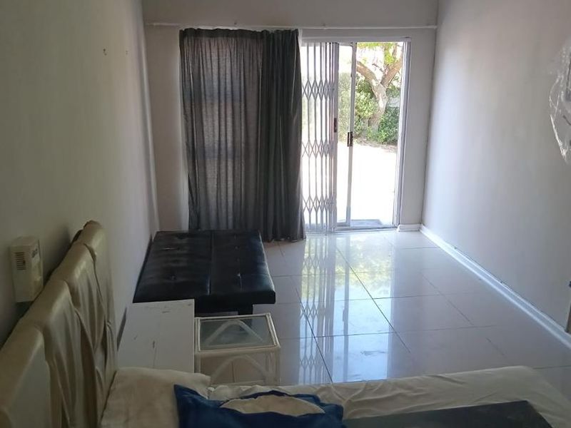 Newly Renovated Bachelor Flat! Prime Location! Walking distance to Beach! - Photo 10