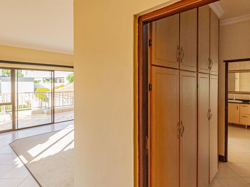 Beautiful 7 bedroom at Dainfern Golf Estate - Photo 4