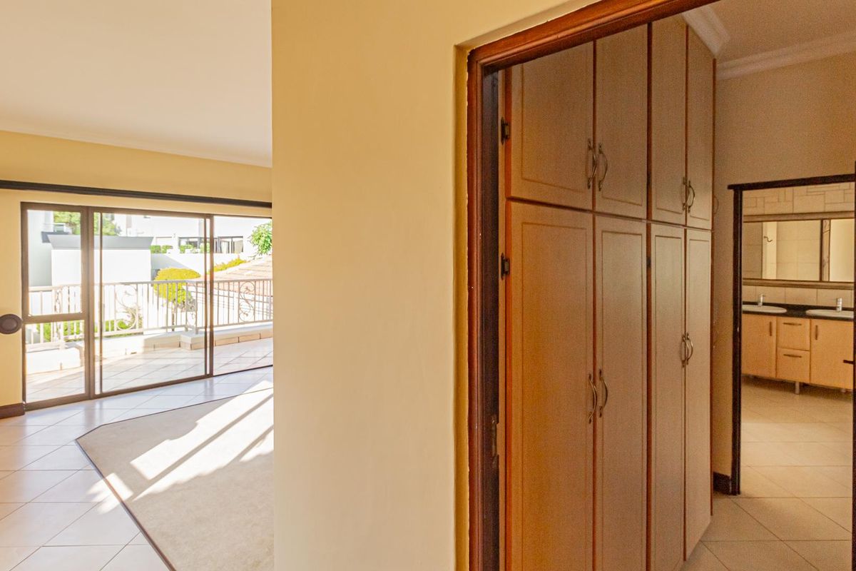 Beautiful 7 bedroom at Dainfern Golf Estate - Photo 4