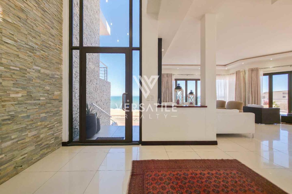 Live in Luxury - Photo 3