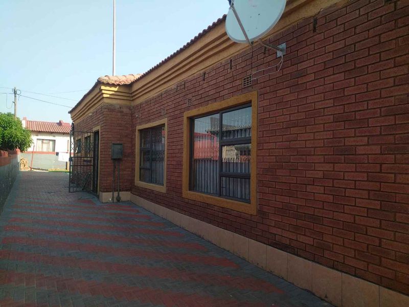 3 bedrooms house for sale in Soshanguve BB - Photo 3