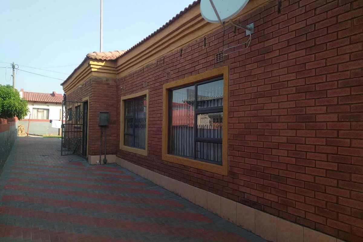 3 bedrooms house for sale in Soshanguve BB - Photo 3