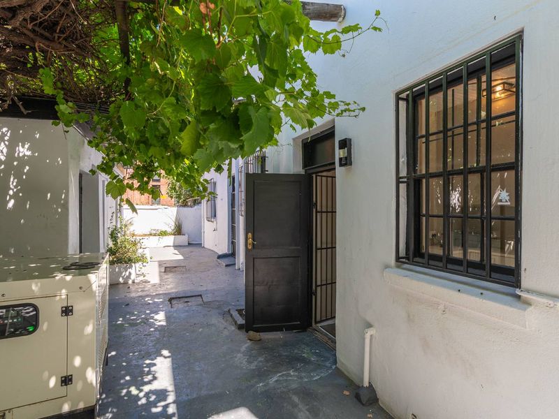 FOR SALE, GRACIOUS GARDENS LANDMARK BUILDING WITH A CAR PARK - Photo 5