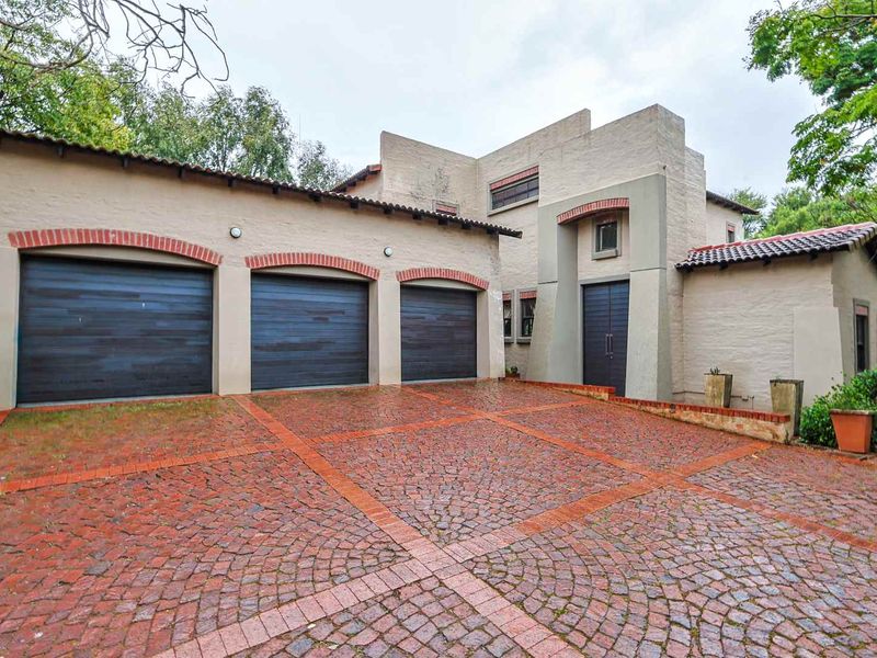 Spacious Entertainer’s Dream in Woodhill Golf Estate – Furnished Option Available - Photo 3