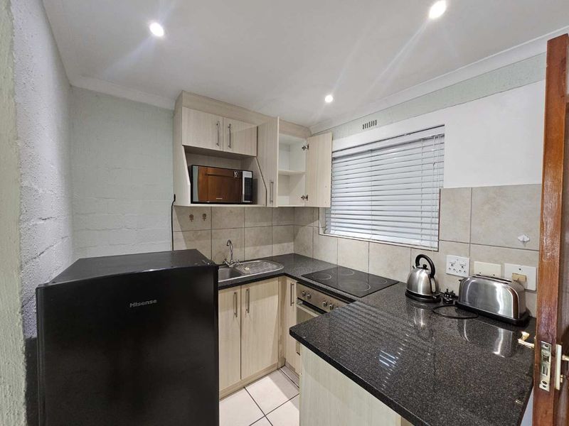 Beautifully renovated and furnished 2 Bed 1 Bath Apartment with open plan living area with kitchenett - Photo 3