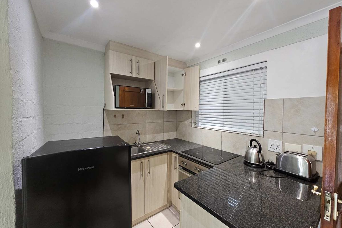 Beautifully renovated and furnished 2 Bed 1 Bath Apartment with open plan living area with kitchenett - Photo 3