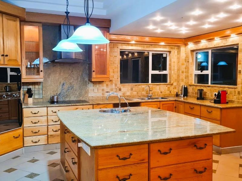 Grand Family Retreat, Bordering Waverley - Photo 4