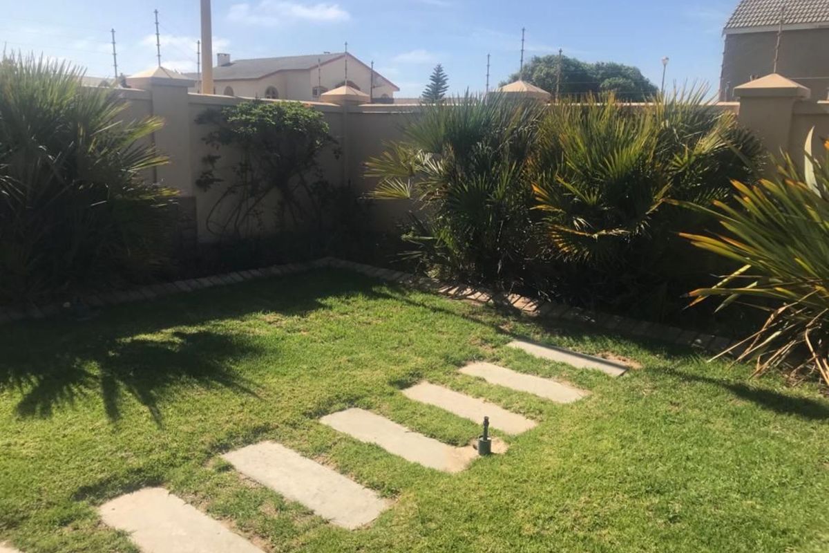 FOR SALE- 4 BEDROOM HOUSE IN VOGELSTRAND, SWAKOPMUND, NAMIBIA - Photo 4