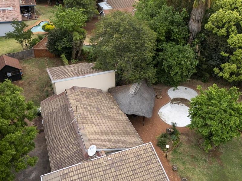 SPACIOUS FAMILY HOME WITH BONUS BACHELOR FLAT - Photo 2