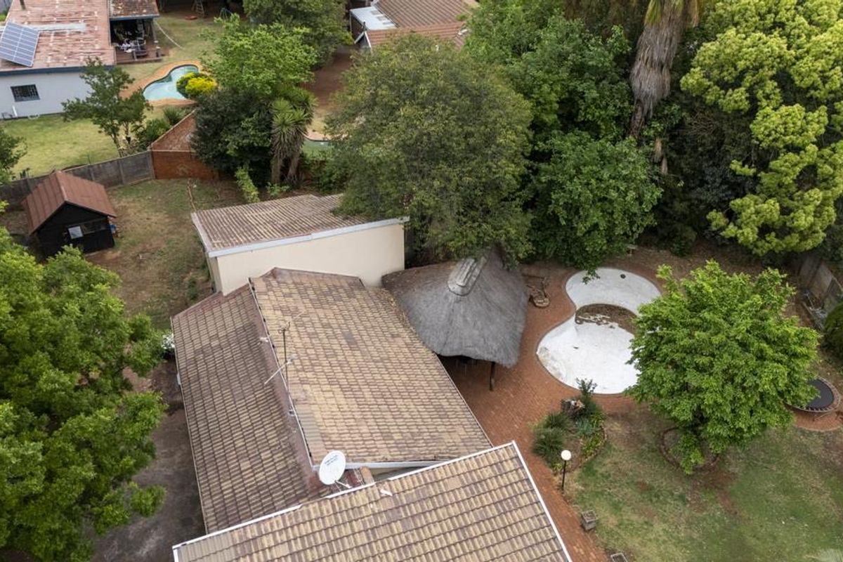 SPACIOUS FAMILY HOME WITH BONUS BACHELOR FLAT - Photo 2