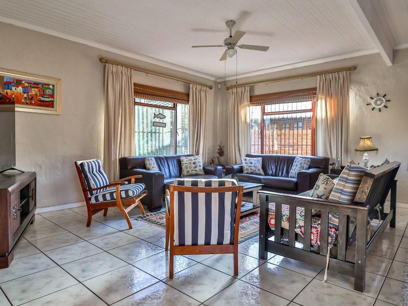 Charming 3-Bedroom Beachside Home in Franskraal - Photo 4