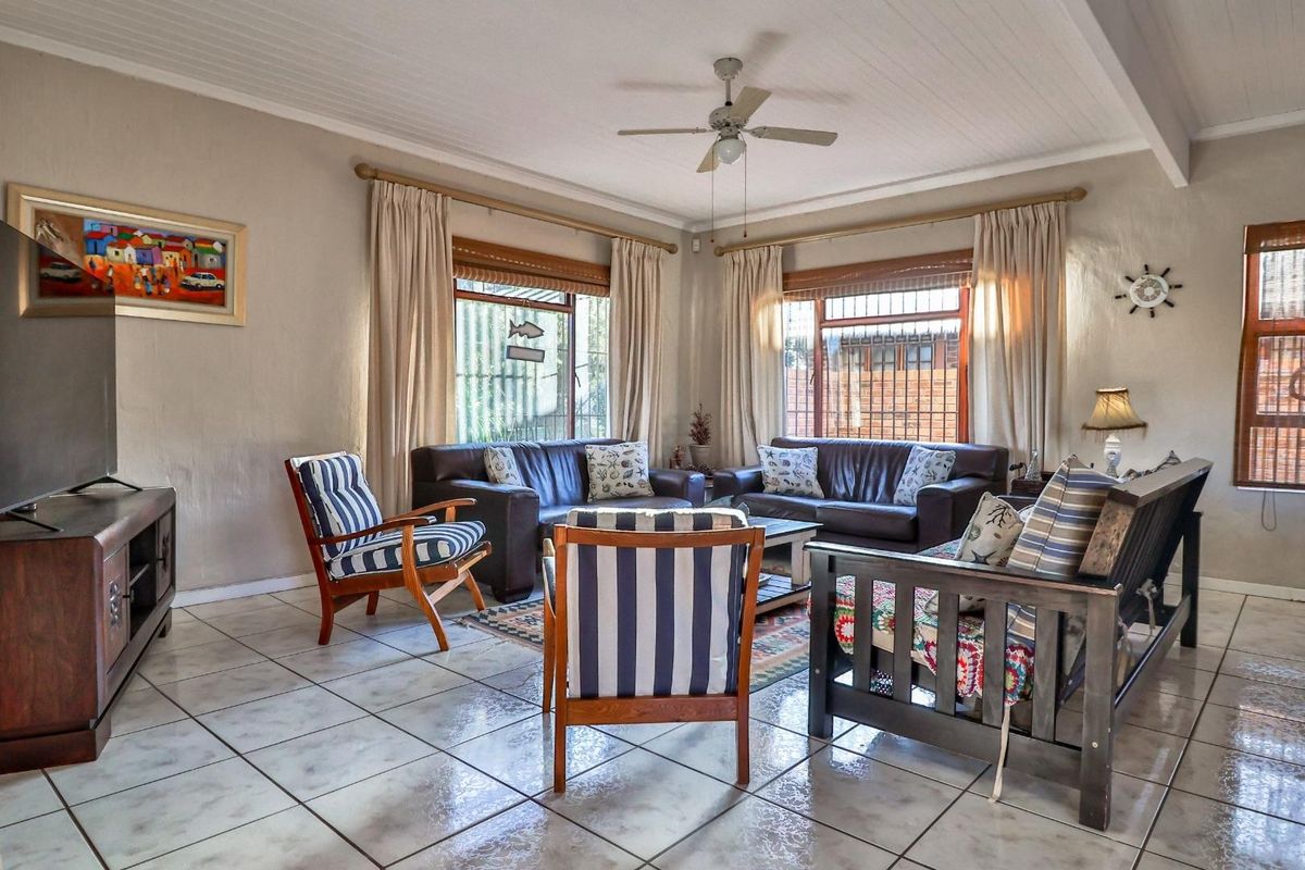 Charming 3-Bedroom Beachside Home in Franskraal - Photo 4