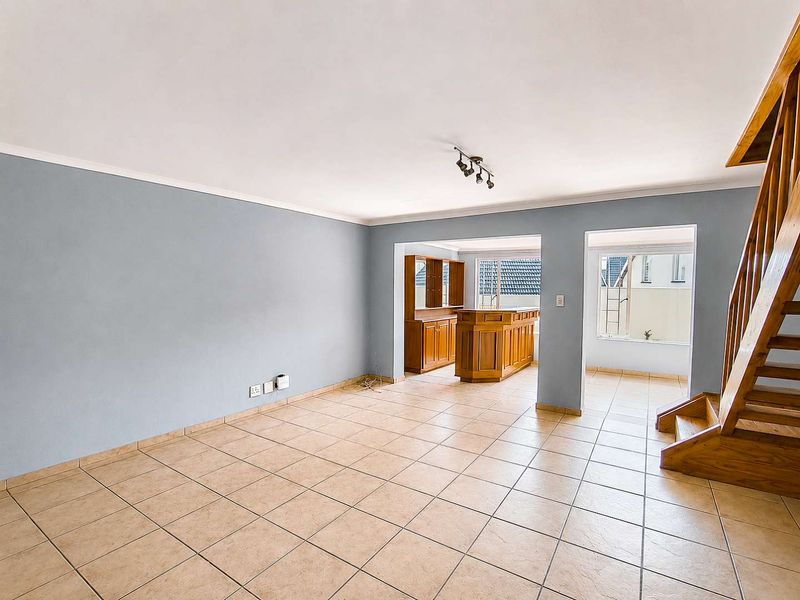 Charming 4-Bedroom Townhouse in Sought-After Alpine Village - Photo 4