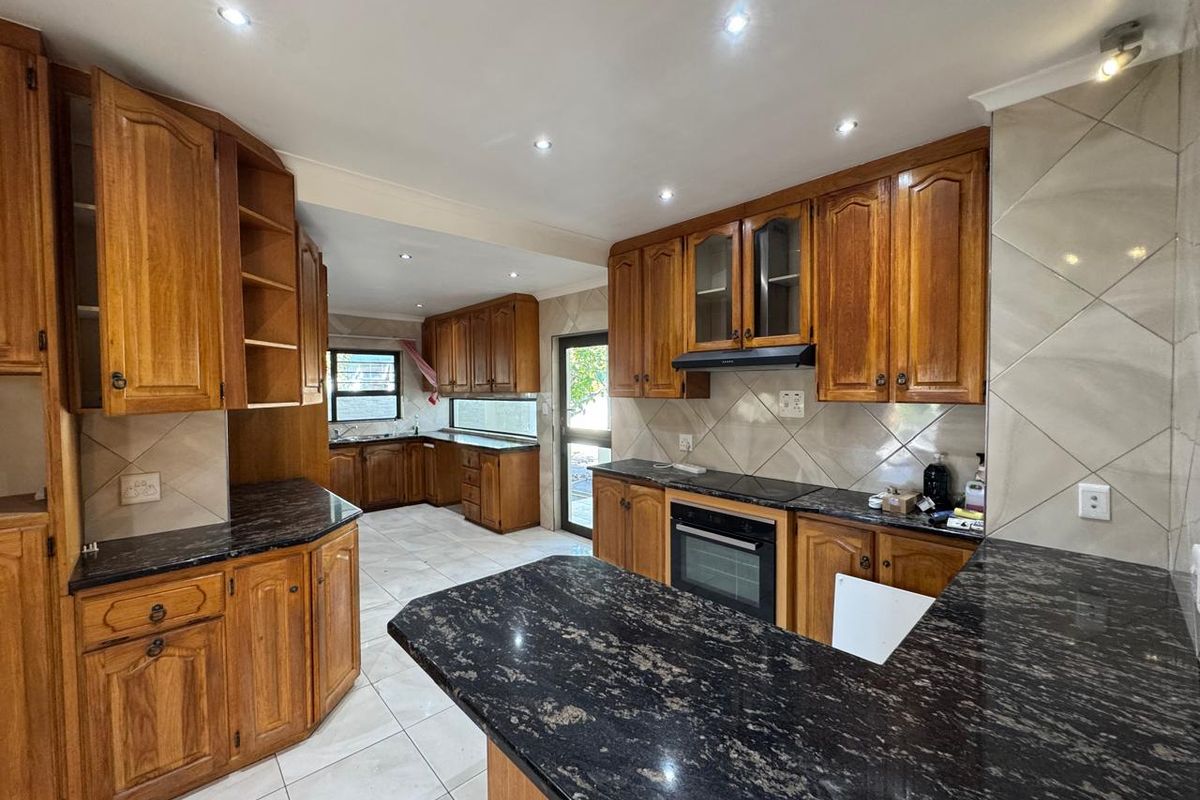 Spacious Home with pool and entertainment area - Photo 5