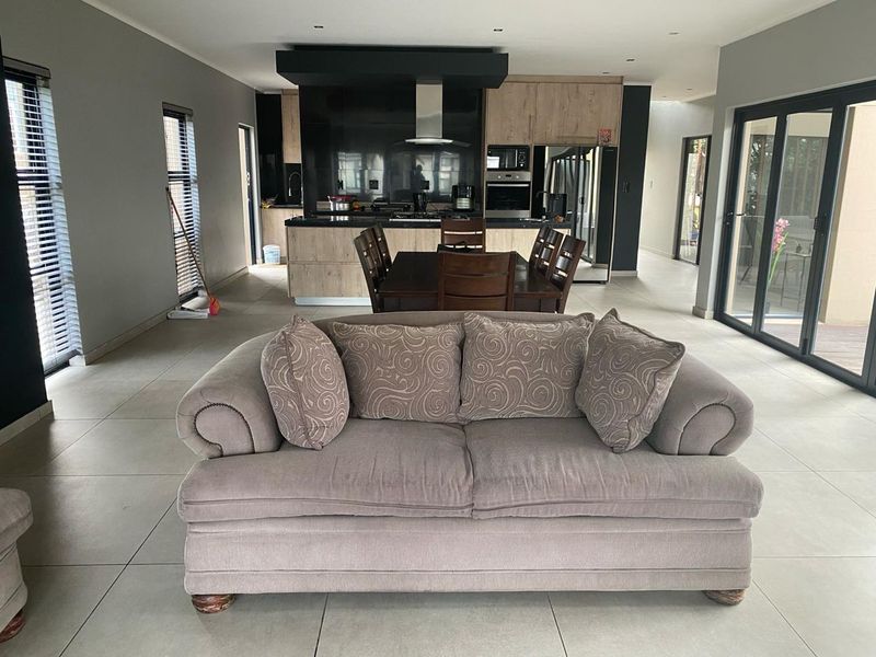 Beautiful Home For Sale in Palm Lakes Estate - Photo 5