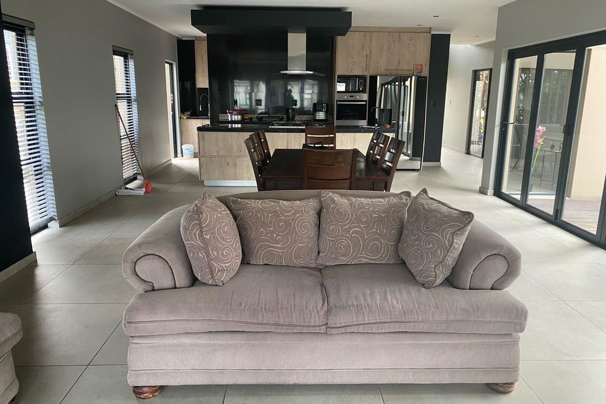 Beautiful Home For Sale in Palm Lakes Estate - Photo 5