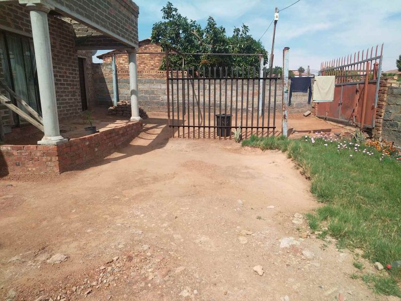 Vacant land with unfinished house for sale in Soshanguve South - Photo 10
