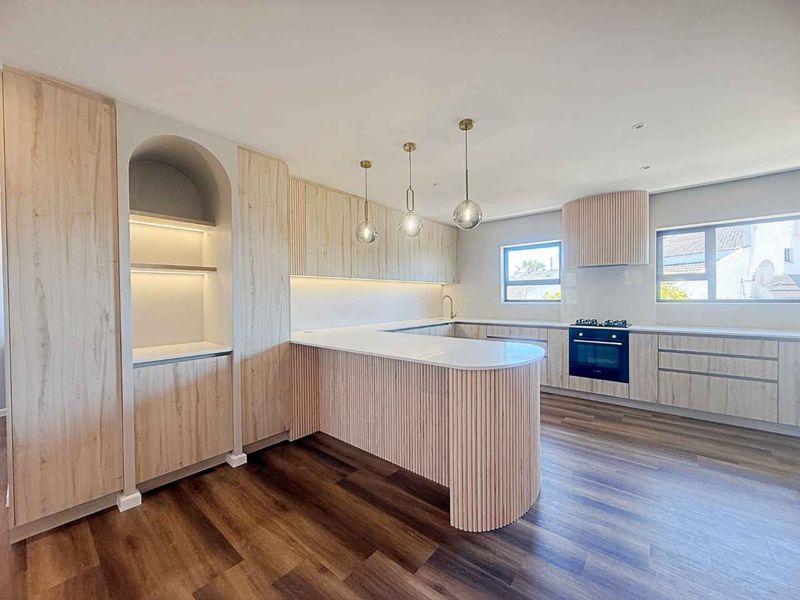 Exceptional New Build, Upper Country Club - Photo 3