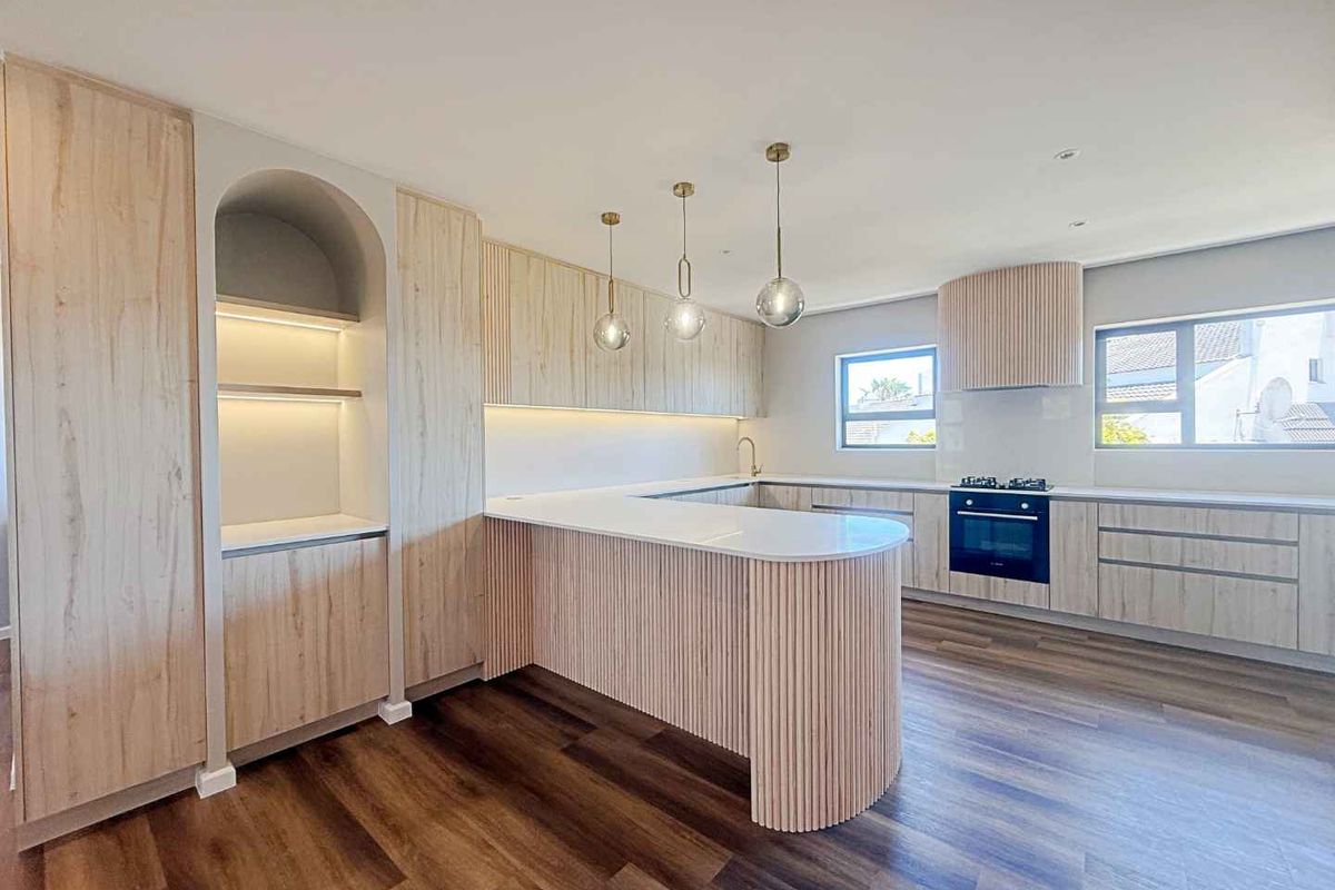 Exceptional New Build, Upper Country Club - Photo 3