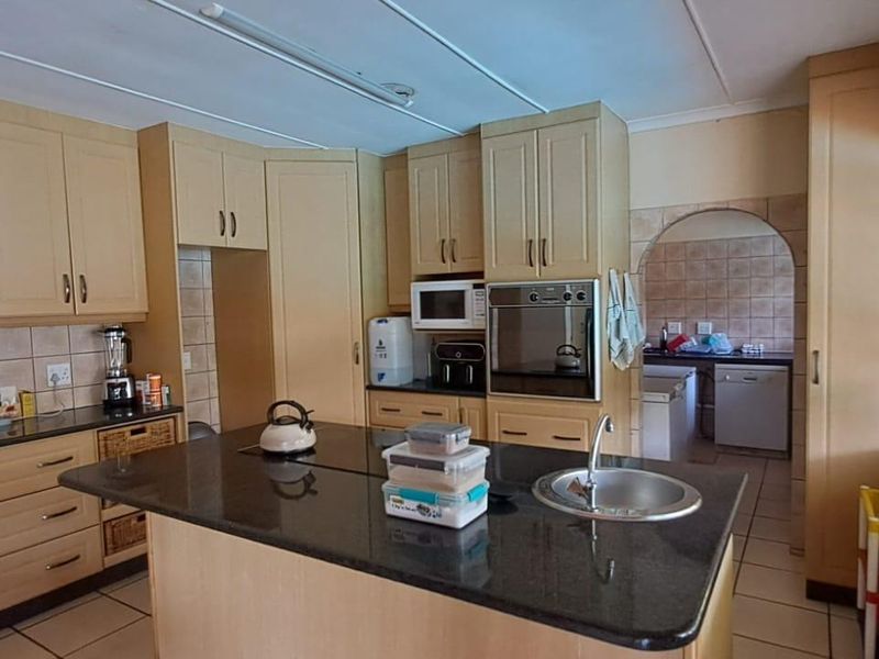 Spacious 5-Bedroom Family Home with Pool & Modern Finishes - Photo 6